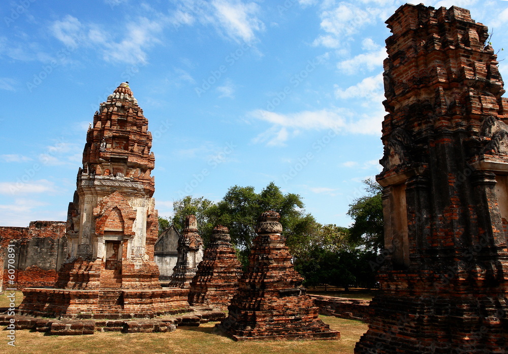 Naklejka premium ruines d'un temple, thailande