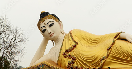 bouddha couche, feminite et splendeur asiatique
