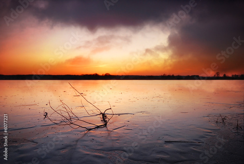 Frozen lake at sunset © Jaroslaw Grudzinski