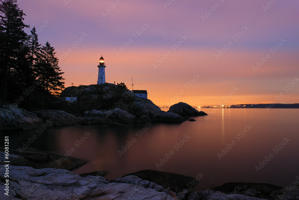 Naklejka premium point atkinson lighthouse in twilight