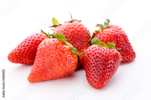 5 rote Erdbeeren vor weißem Hintergrund