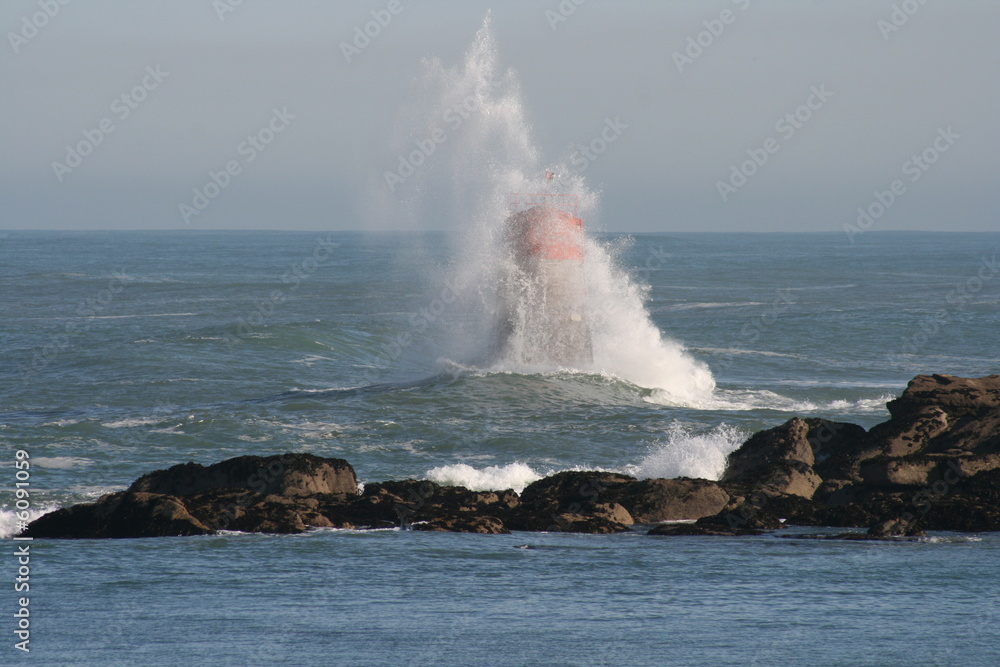 Obraz premium phare en bretagne,vagues