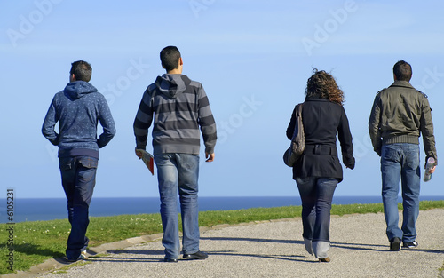 grupo de jovenes paseando