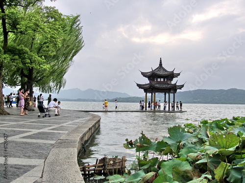 Obraz na plátně Petit temple et saules pleureurs, lac Hangzhou, Chine