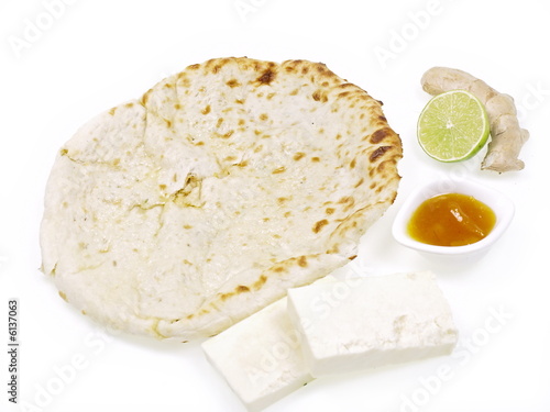 indisches tandoori naan brot mit paneer käse