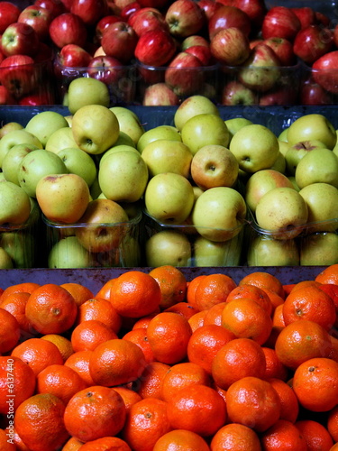 Apples and mandarins in the market