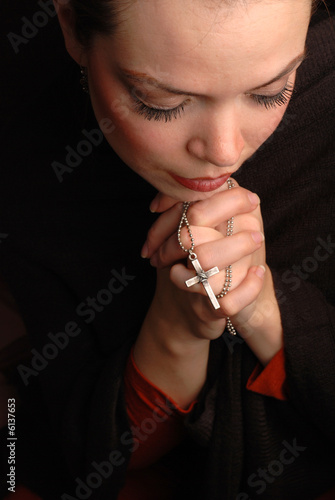 a woman is praying to god with hope © memo