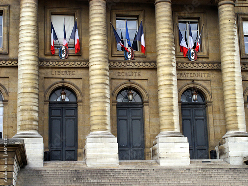 Edificio del tribunale di Parigi - Dettaglio delle porte con le scritte libertà, uguaglianza, fratellanza