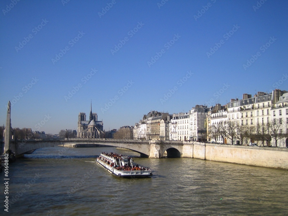 Péniche sur la Seine