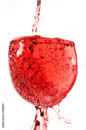Valokuva glass of rose wine full to the brim and overflowing.