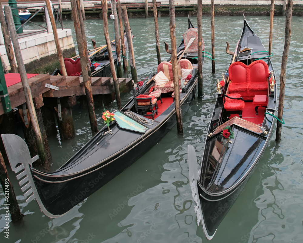 Some pictures of the real typical boat of Venice: the gondola