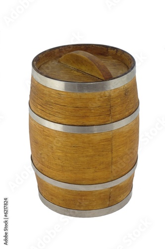 Closed wooden barrel to store grain or salt
