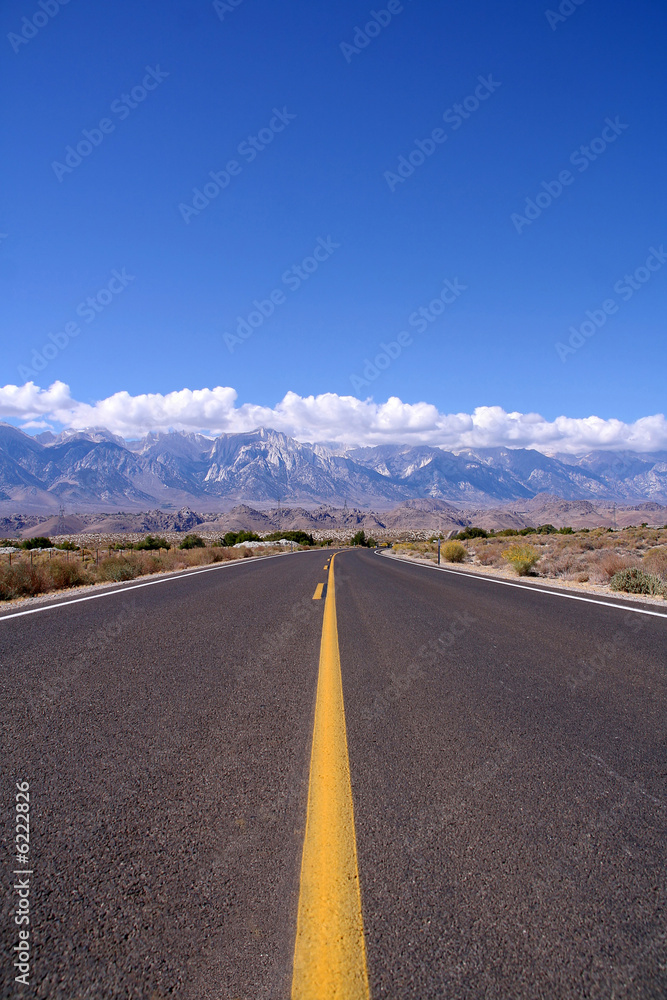 Naklejka premium Road to Sierra Mountains, California