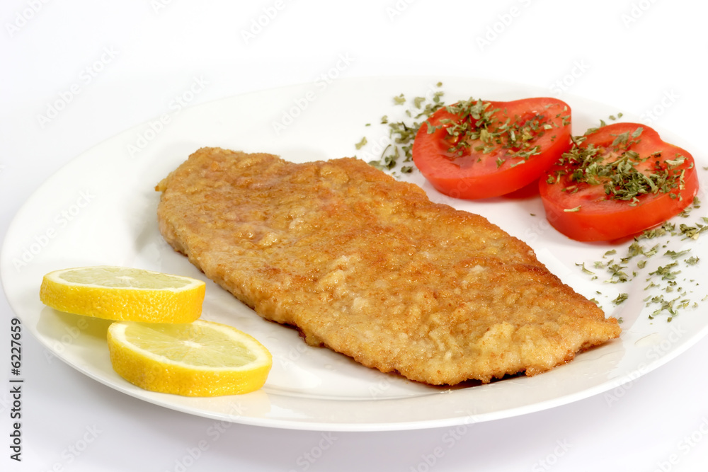 Kalbsschnitzel auf einem Teller serviert. Kalbsschnitzel auf einem Teller serviert.