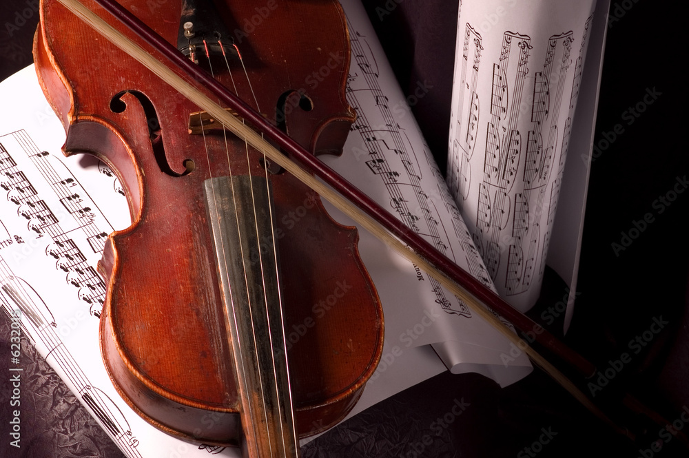 Fototapeta premium Old violin with composition of music notes