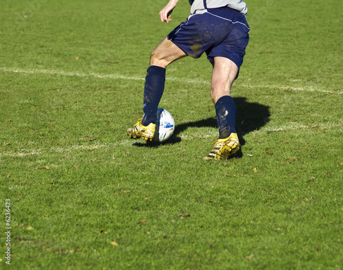 Fotografía soccer player in action. running after bal on soccer field.
