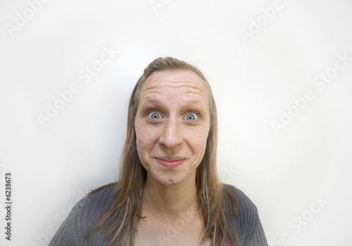 Photos Witziges Portrait einer Jungen Frau mit großen Augen