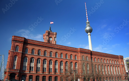 Rotes Rathaus und Fernsehturm in Berlin-Mitte