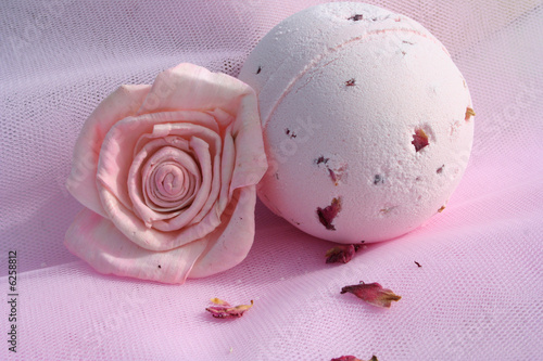 Bomba de baño y rosa