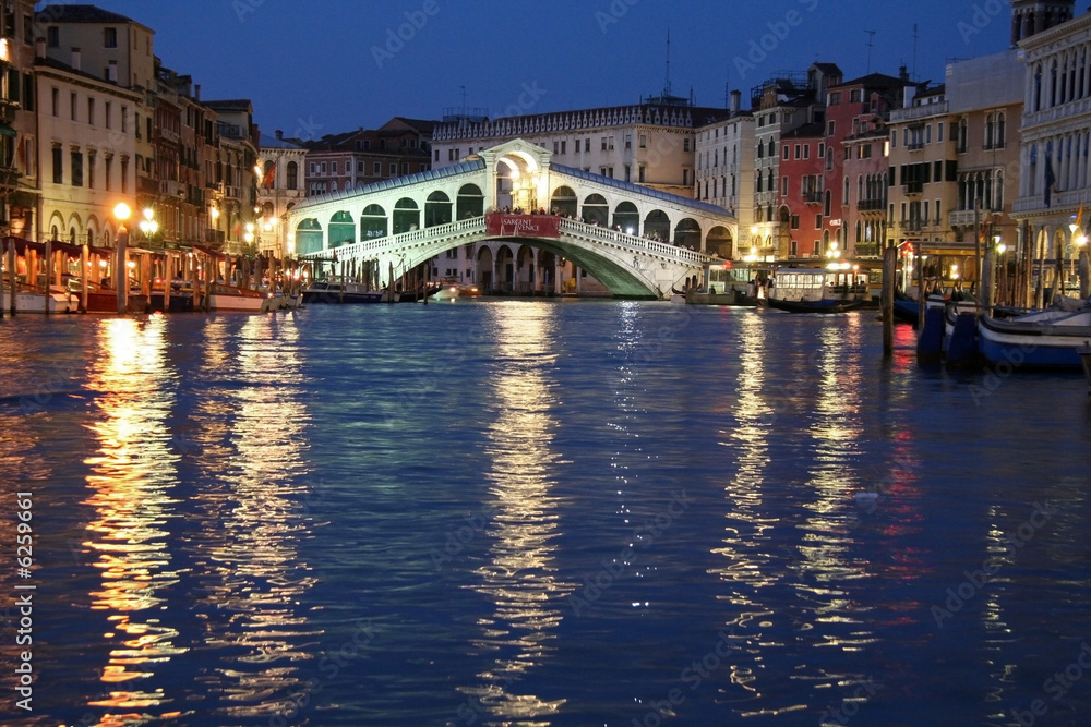 Le pont du rialto à Venise de nuit
