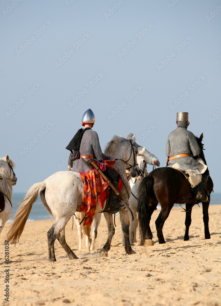 cavaliers guerriers du moyen age sur une plage cavaliers guerriers du moyen age sur une plage