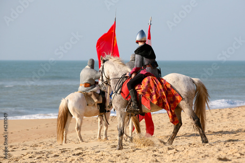 cavaliers guerriers du moyen age sur une plage photo