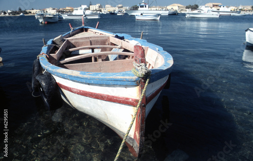 Fischerboot im Hafen von Marzamemi, Südsizilien