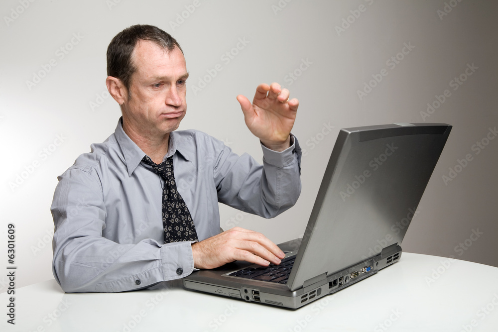 Homme devant ordinateur exprimant son ras le bol Stock Photo | Adobe Stock