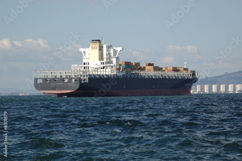 Cuadro en lienzo A large cargo ship sailing in Izmir Bay, Turkey