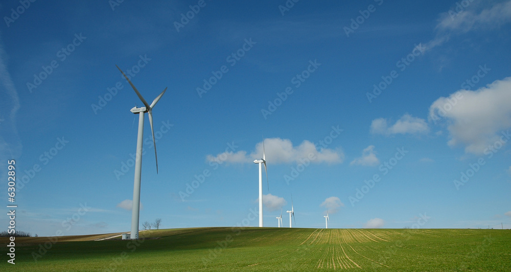 sur un fond de ciel bleu les eoliennes sur un fond de ciel bleu les eoliennes