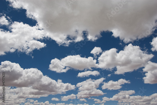 Fotografía white clouds over deep blue sky background