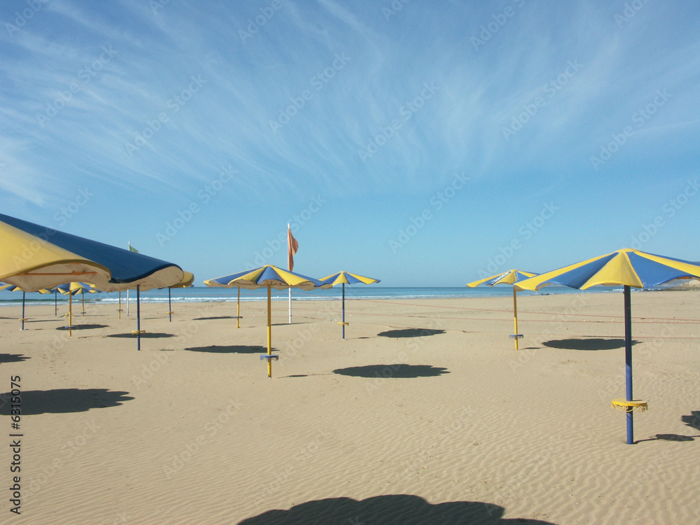 parasols sur une plage