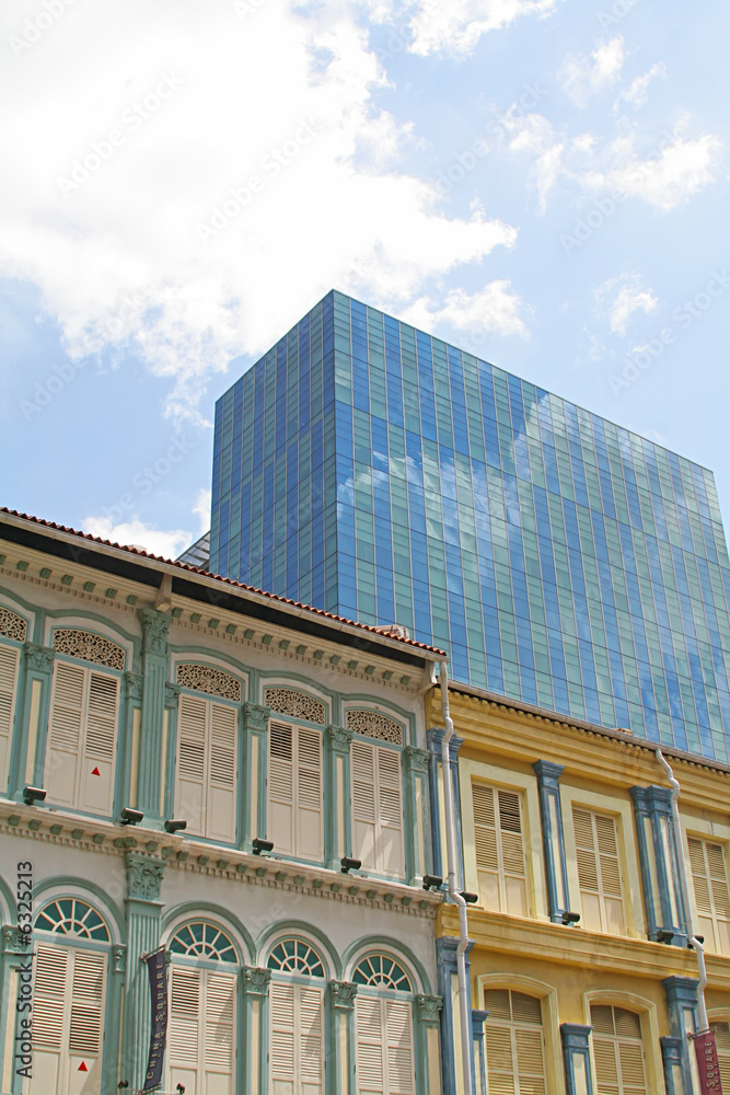 Obraz premium Old colonial houses existing with new business buildings