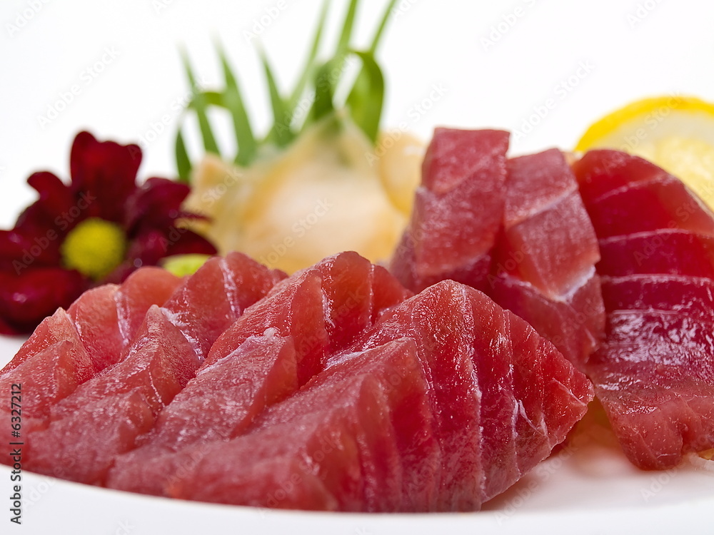 thunfisch sashimi freigestellt auf weißem hintergrund thunfisch sashimi freigestellt auf weißem hintergrund