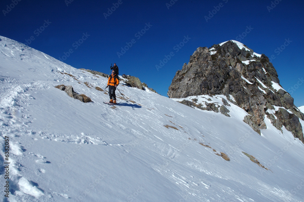 sur le ski aval