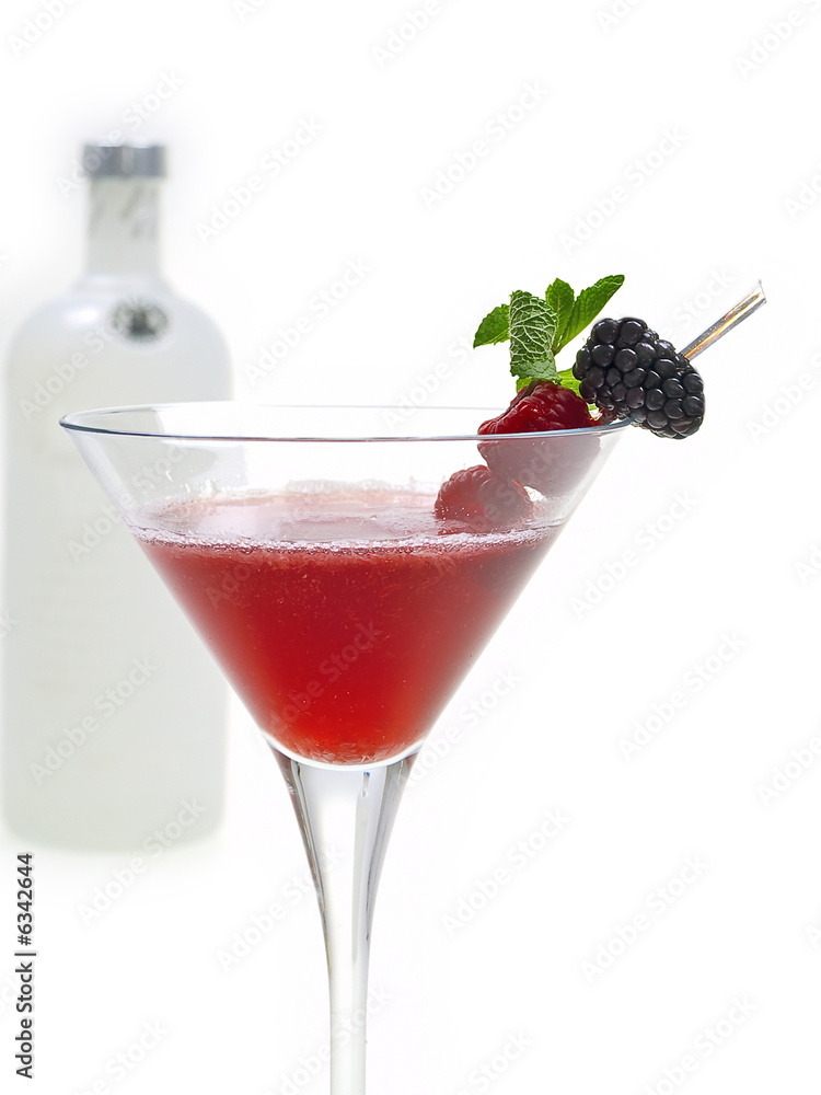 Himbeer Cocktail mit frischen Beeren in einem Martini-Glas mit Fuß, freigestellt auf weißem Hintergrund