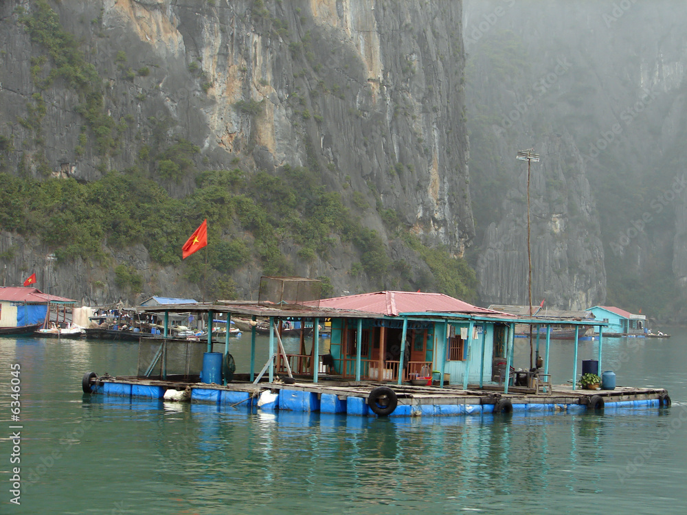 Maisons de pêcheurs dans la baie d'halong Maisons de pêcheurs dans la baie d'halong