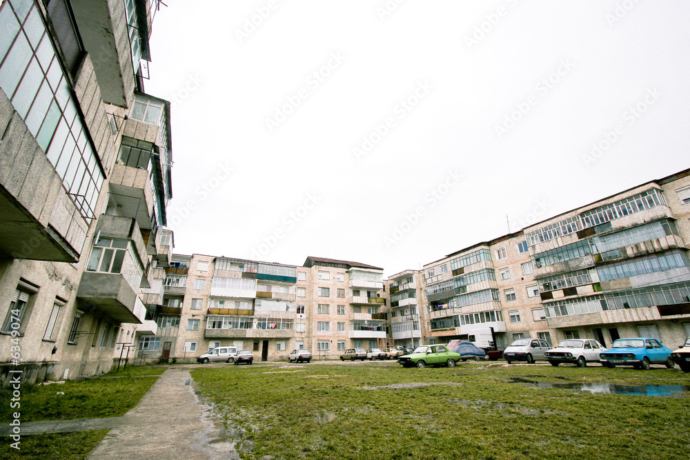 Quartier de banlieue pauvre avec immeubles gris