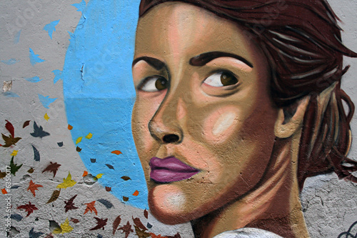 mujer joven en un graffiti. igualdad