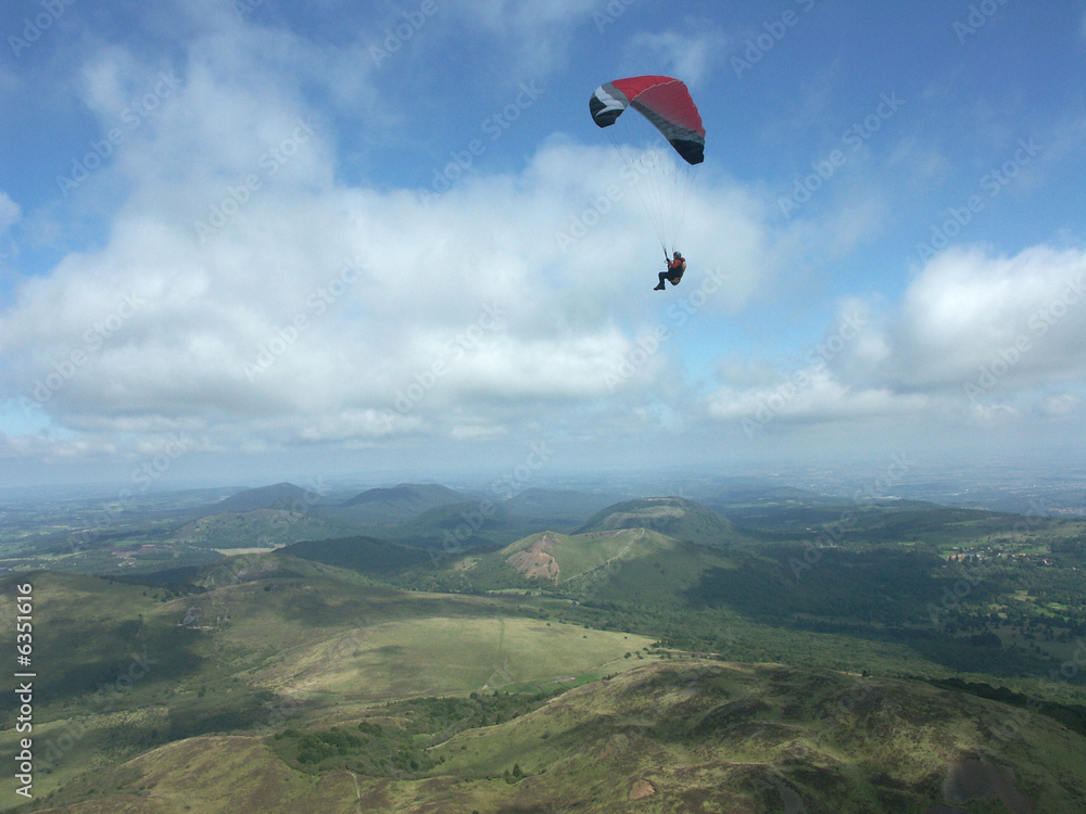 un parapentiste au dessus de la chaîne des puys un parapentiste au dessus de la chaîne des puys