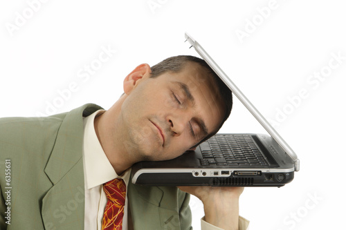 Homme d'affaire dort sur son ordinateur