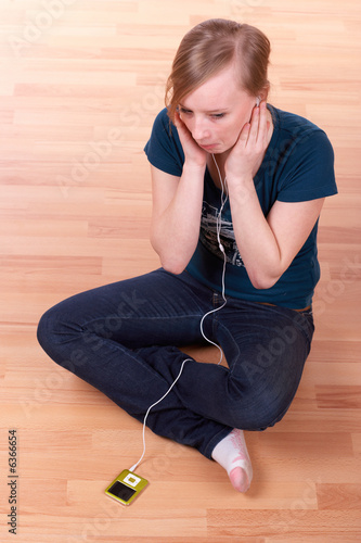 Obraz na płótnie junge Frau mit MP3-Player