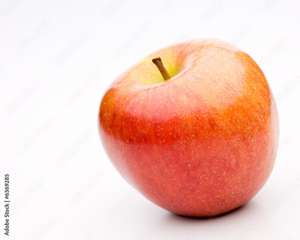 Einzelner roter und gelber Apfel vor hellem Hintergrund Einzelner roter und gelber Apfel vor hellem Hintergrund