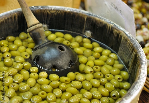 Olives vertes des halles photo