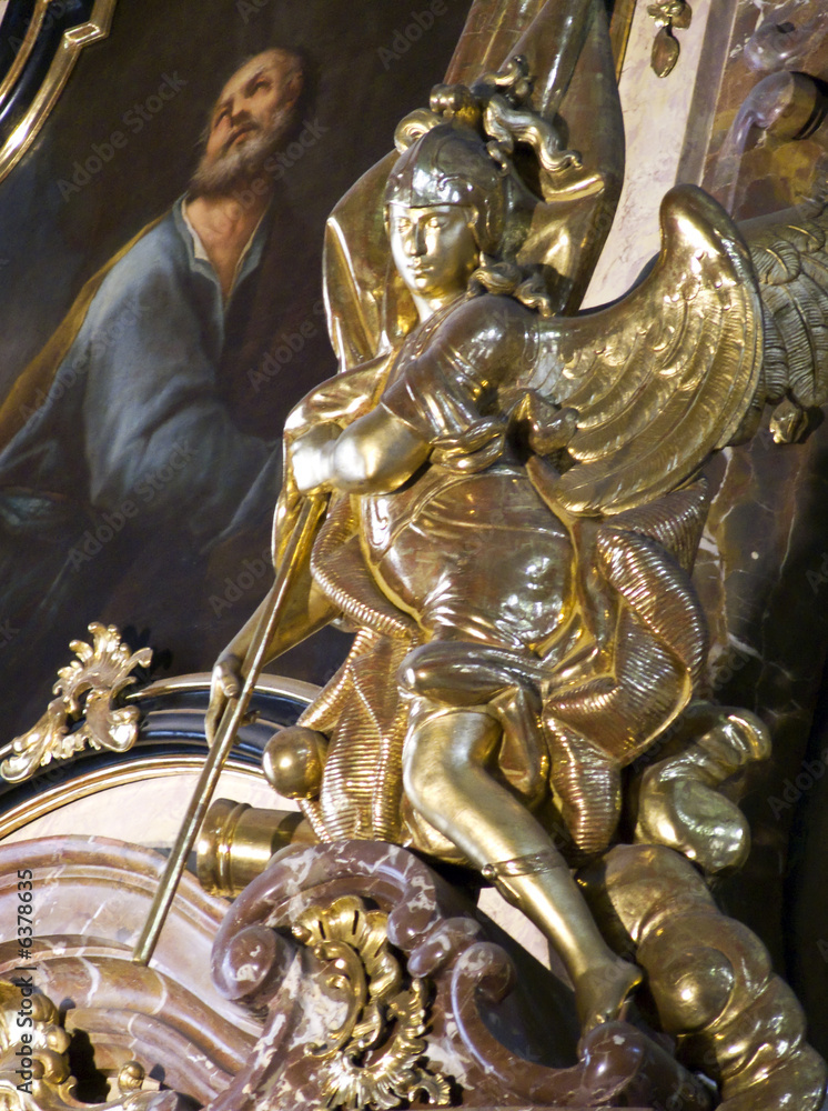 Obraz premium Ange doré de l'Eglise St-nicolas de Mala Strana, Prague