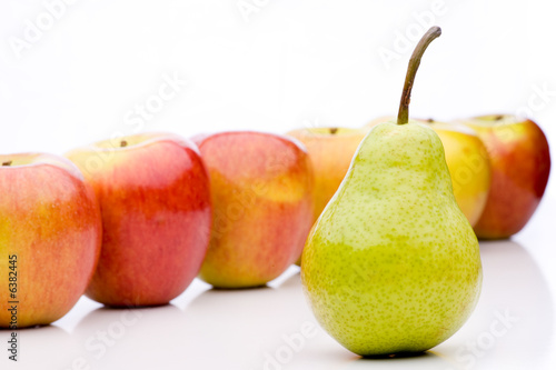 grüne Birne mit einer Serie von Äpfeln vergleichen