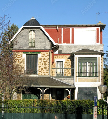 Maison de banlieue à façade géométrique. photo