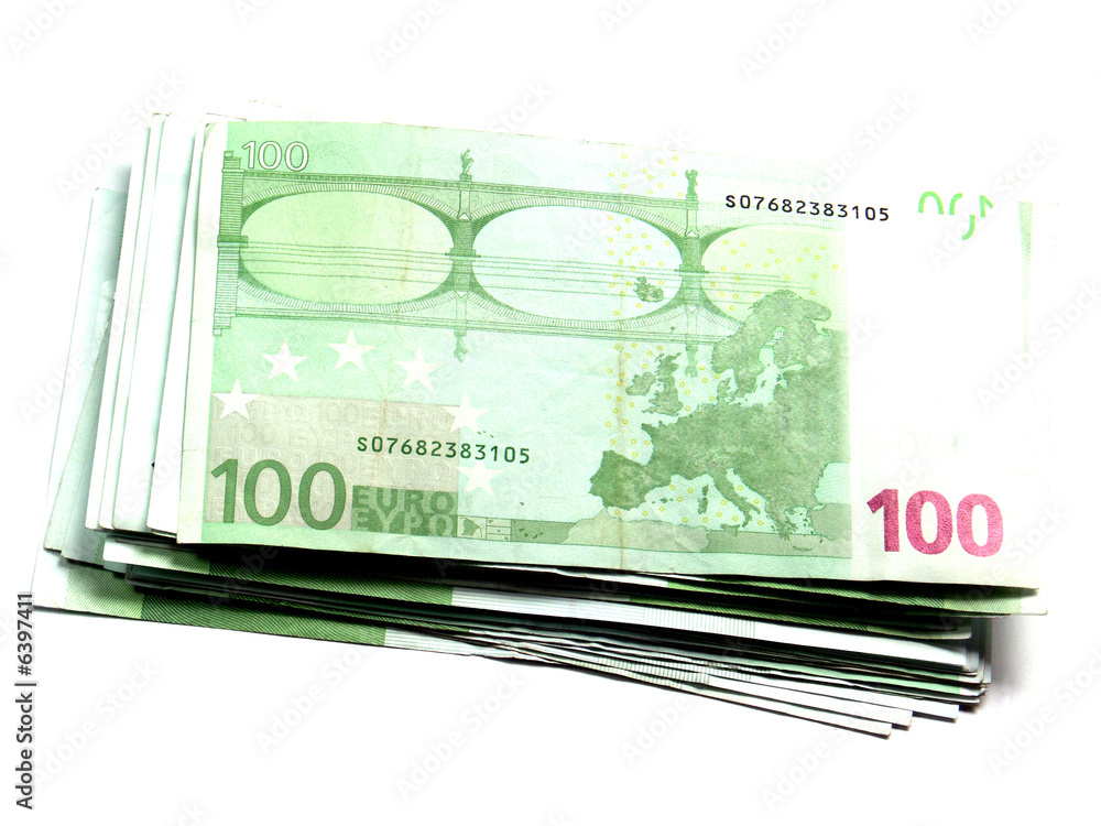 liasse de billets de 100 euros sur fond blanc Photos Adobe Stock