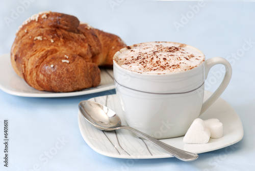 cappuccino con brioche photo