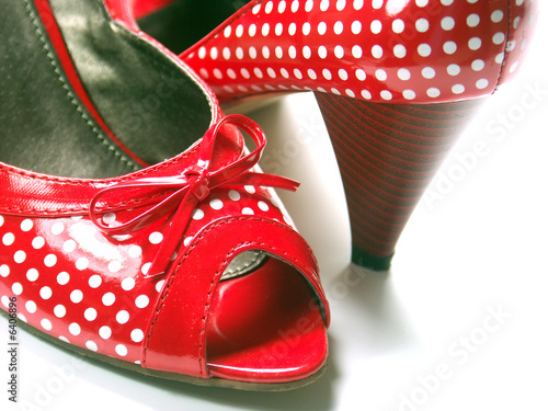 chaussures rouges à petits pois